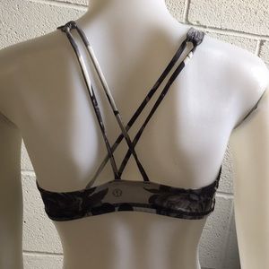 lululemon athletica Tops - Lululemon black and white bra top, sz 6, 58945 lululemon athletica Tops - Lululemon black and white bra top, sz 6, 58945